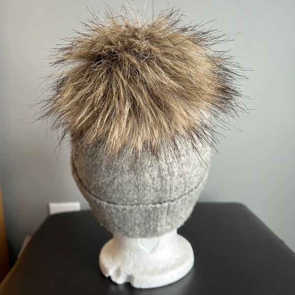 Babaton (Aritzia) Grey Wool Blend Knit Beanie Hat - Picture 4 of 11